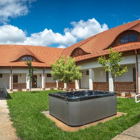 Szabolcs Vezer Panzio Bed and Breakfast Buitenkant foto