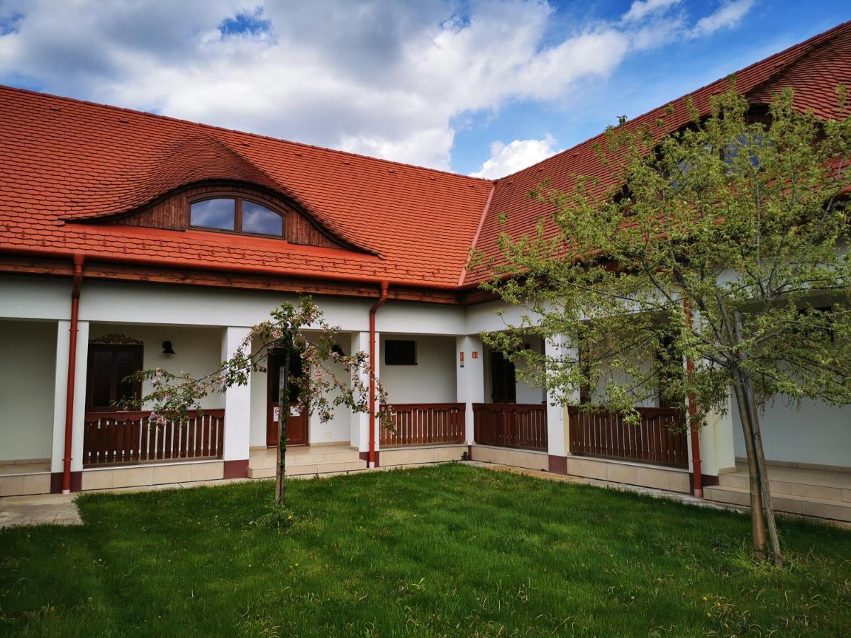 Szabolcs Vezer Panzio Bed and Breakfast Buitenkant foto
