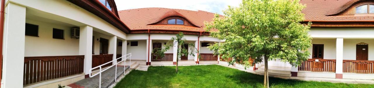 Szabolcs Vezer Panzio Bed and Breakfast Buitenkant foto