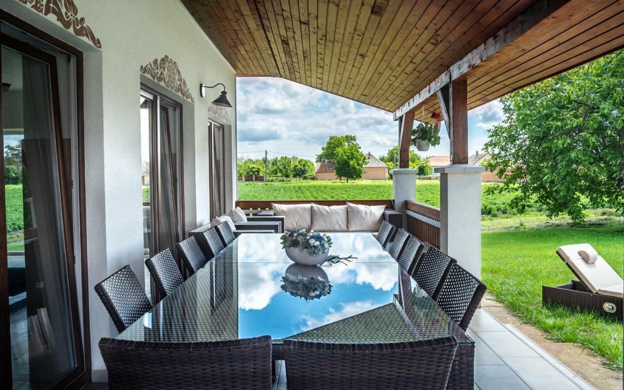 Szabolcs Vezer Panzio Bed and Breakfast Buitenkant foto