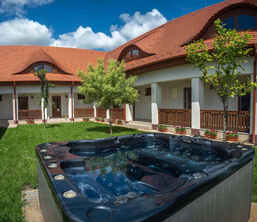 Szabolcs Vezer Panzio Bed and Breakfast Buitenkant foto
